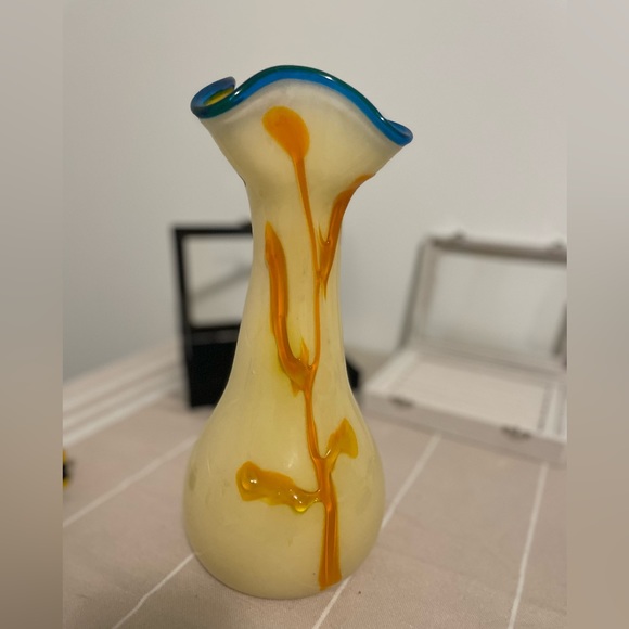 Vintage yellow with blue ruffle cased glass w/applied coloured - Picture 8 of 8